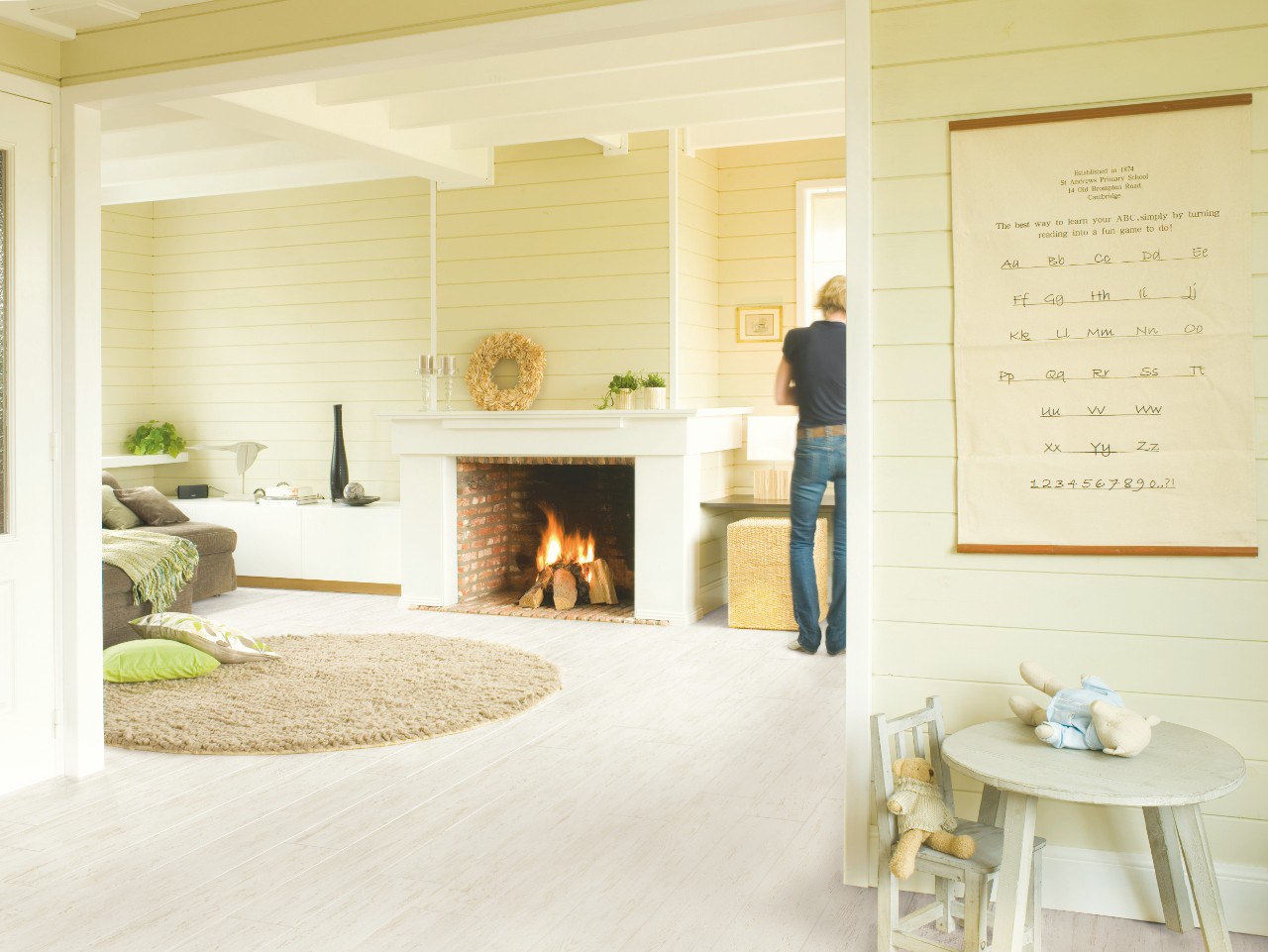 Ламинат Quick Step Perspective 4 Сосна белая затертая UF1235-2 фото в интерьере